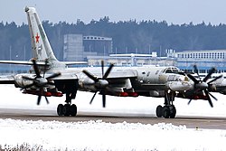 Tupolev Tu-95MSM -pommikone, jonka ripustimissa on H-101-risteilyohjuksia