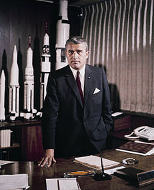 Wernher von Braun stojí u svého stolu v Marshall Space Flight Center, Huntsville, Alabama v květnu 1964
