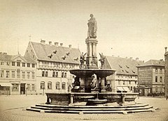 Der Heinrichsbrunnen (1873). Das große Haus im Hintergrund links ist die Hagenmarkt-Apotheke. Bild rechts, Blickrichtung Nordosten Ansicht von 1892 mit Katharinenkirche.