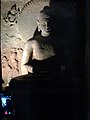 „lächelnde“ Buddhafigur mit Beleuchtung von links