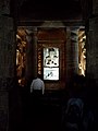 Bild durch den Vorraum zum Kultbildraum mit Buddhafigur