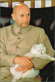 Ernst Stavro Blofeld (Donald Pleasence) elokuvassa Elät vain kahdesti.