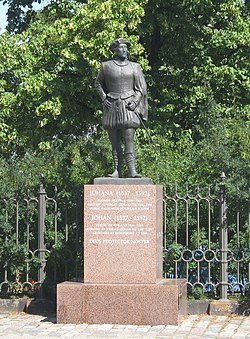 Kuva Juhana Herttuan patsaasta Porin Hallituskadulla.