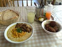 חומוס וטחינה (על נגזרותיהם הרבות), מהווה מרכיב חשוב, בתזונה הטבעונית בישראל