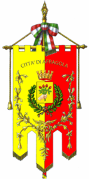 Il gonfalone di Afragola costituito da un drappo partito di giallo e di rosso, riccamente ornato di ricami d’oro e caricato dallo stemma civico con l’iscrizione centrata d’oro, recante la denominazione della Città[24].