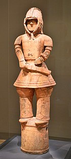 形象埴輪の例。群馬県太田市より出土した『埴輪武装男子立像』（国宝、東京国立博物館蔵）
