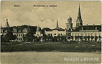 Jelgavas panorāma vācu okupācijas laikā (1915—1918) pāri Driksai. Redzami (no kreisās) pareizticīgo baznīcas, sinagogas, luterāņu baznīcas, Jelgavas ģimnāzijas un katoļu baznīcas torņi.