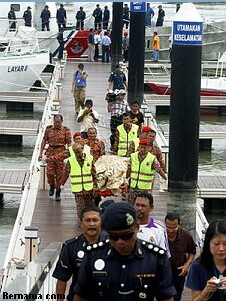 Mangsa kemalangan di bawa ke jeti Tanjung Gemuk, Rompin, Pahang