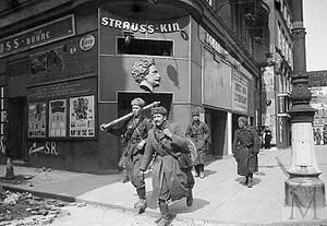 Радянські бійці на вулицях Відня. Квітень 1945 року.