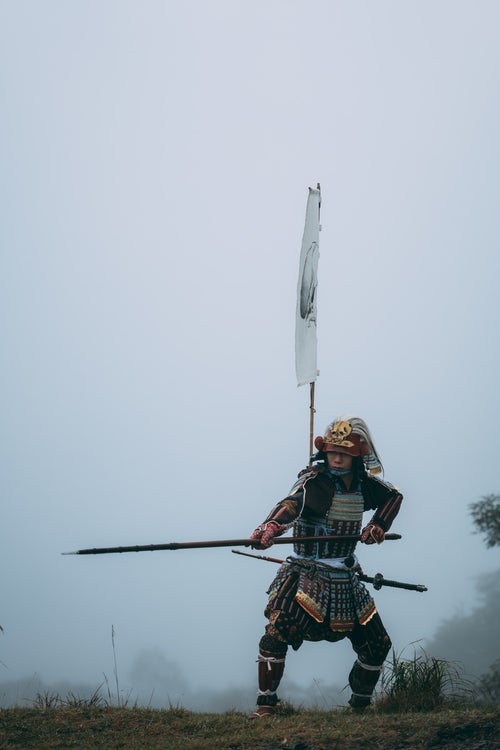 当世具足で武装する霧の中の侍の写真