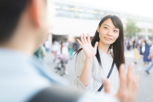 彼女と駅前で待ち合わせの写真