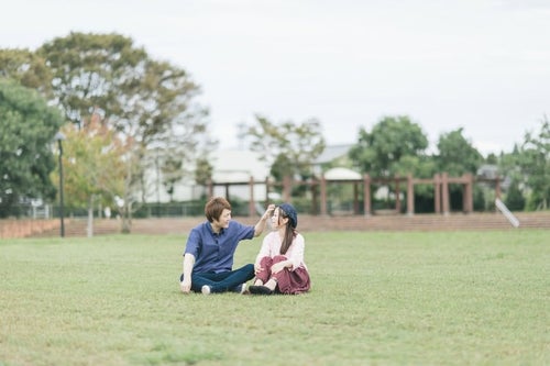 大刀洗公園の芝の上で休日デートする夫婦の写真