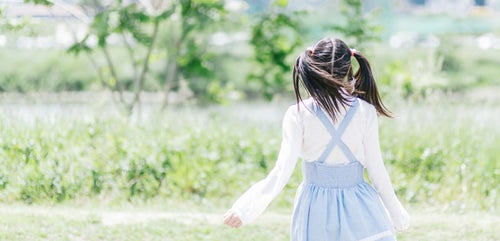 ツインテール女子の後ろ姿の写真