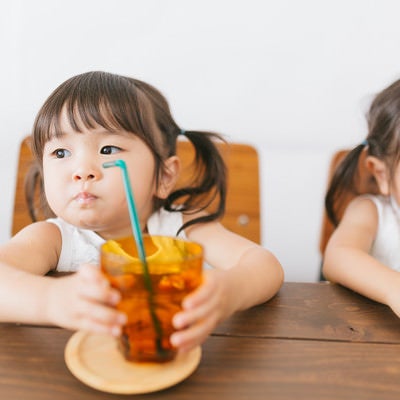 まだ飲んでないよ！（双子：みどり）の写真