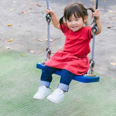 ブランコデビューの小さい女の子の写真