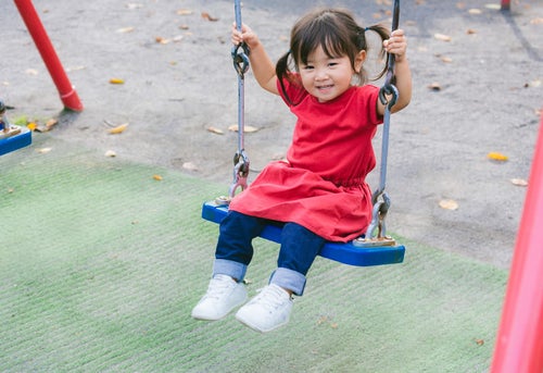 ブランコデビューの小さい女の子の写真