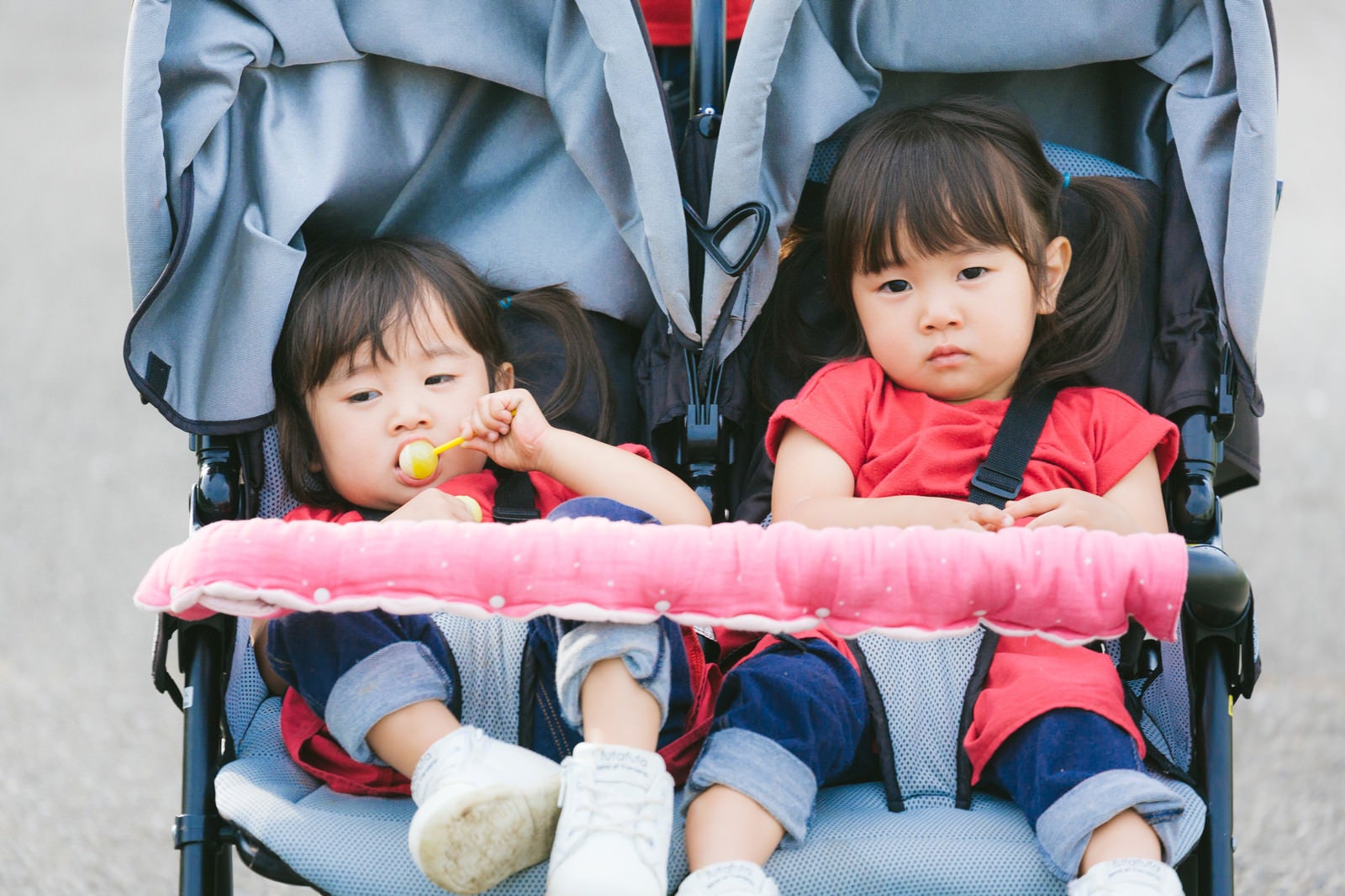 「ムス顔双子女児」の写真［モデル：あおみどり］