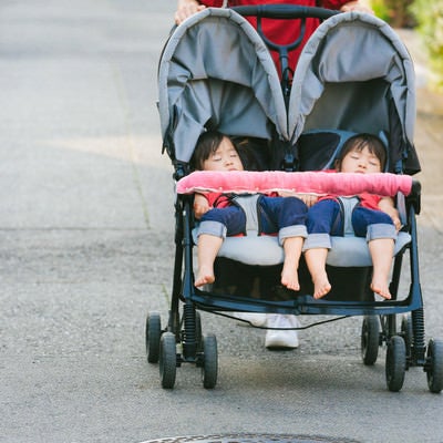 外出時の子どものお昼寝（二人乗りベビーカー）の写真