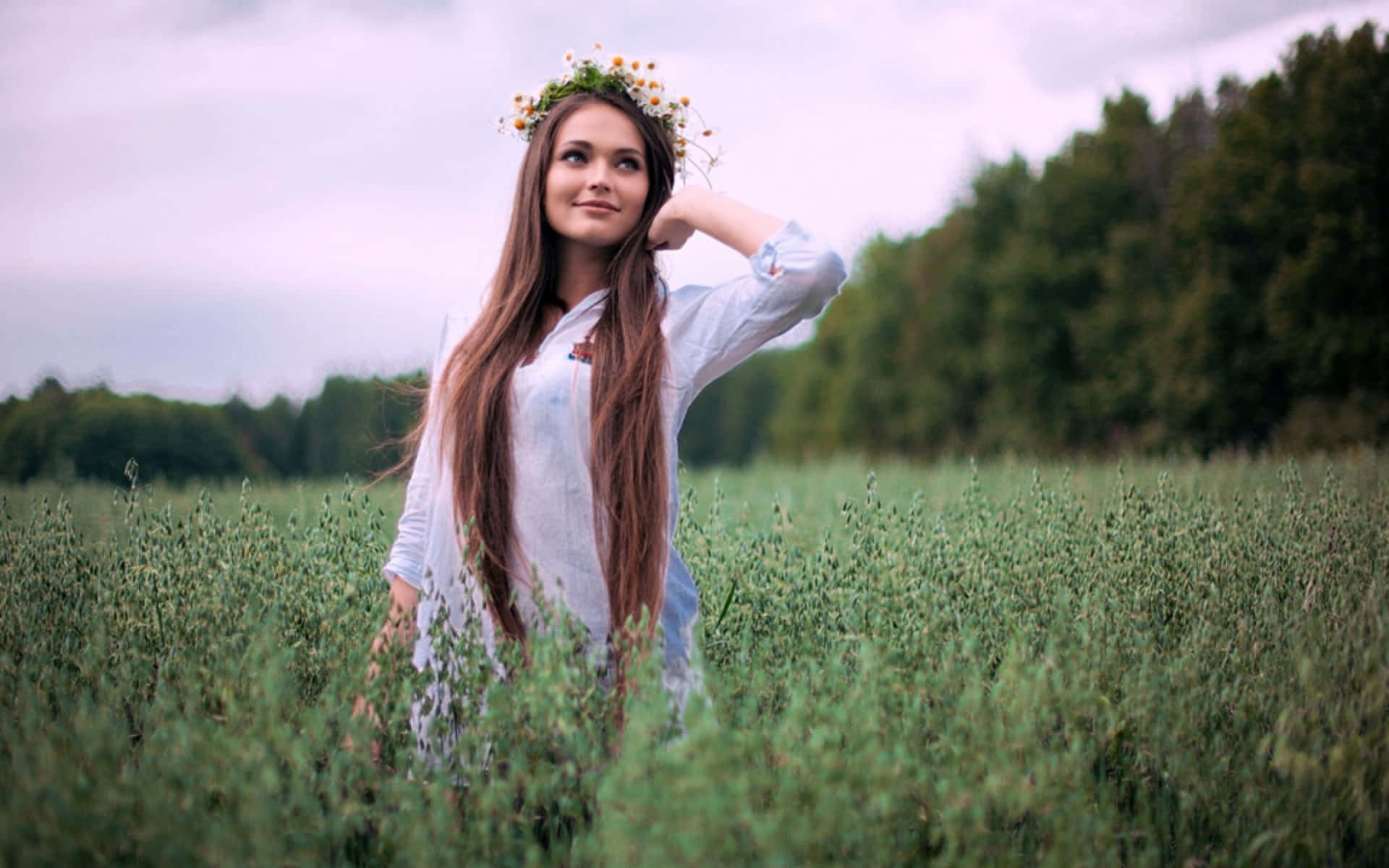 Modeloamateur En Campo De Hierba Fondo de pantalla