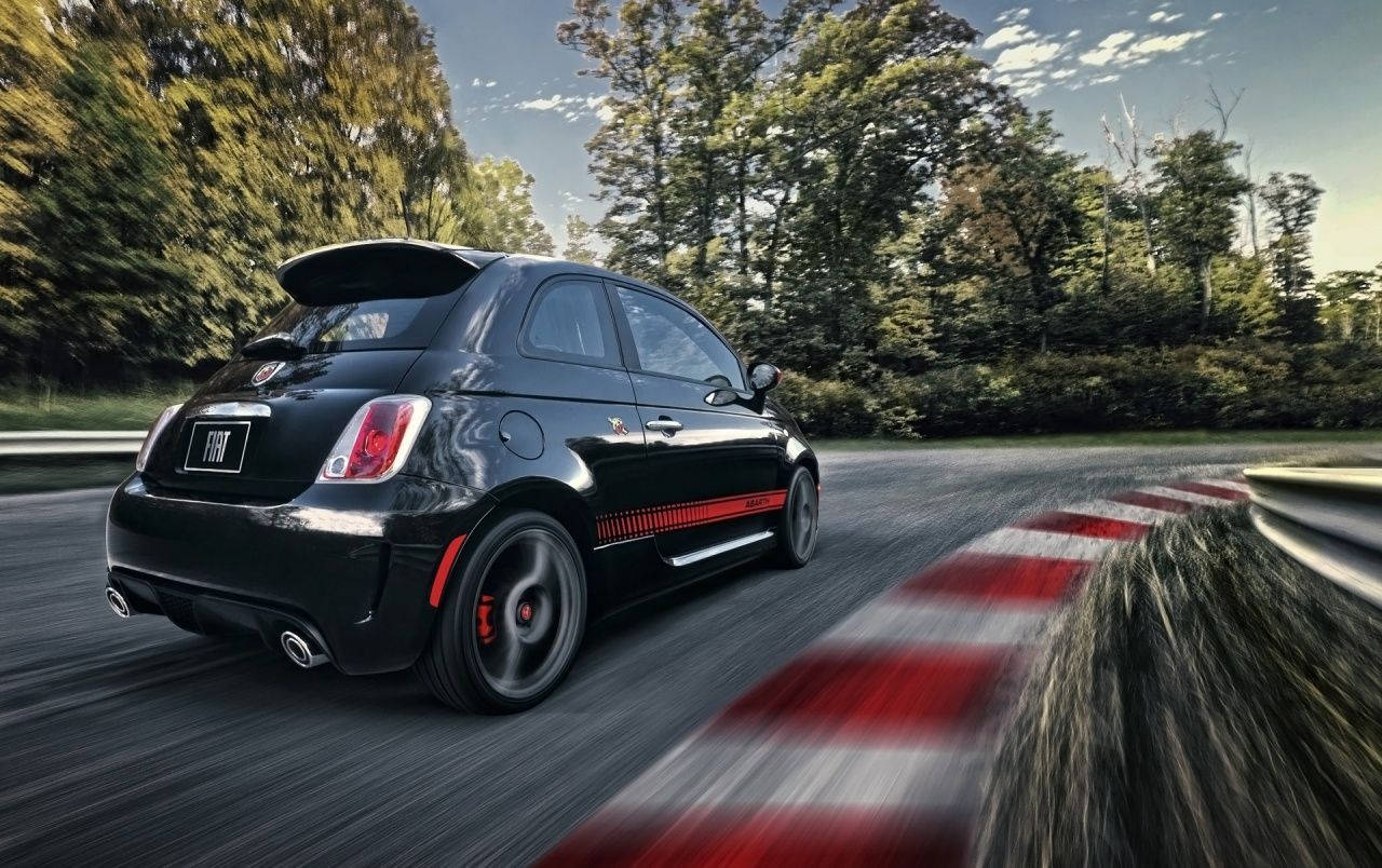 Fiat500 Abarth Negro En Movimiento. Fondo de pantalla