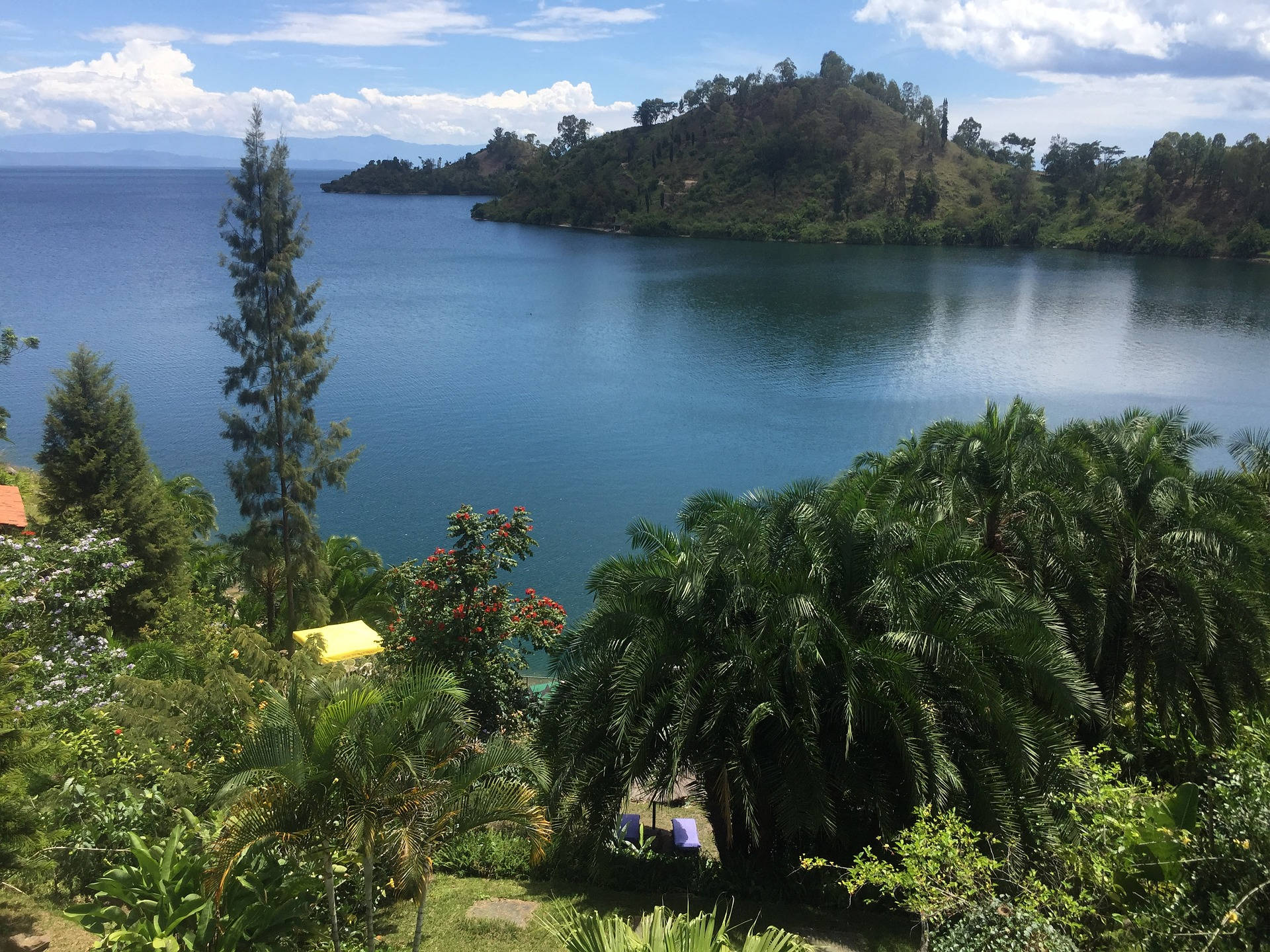 Mare Del Burundi Con Colline Lussureggianti Sfondo