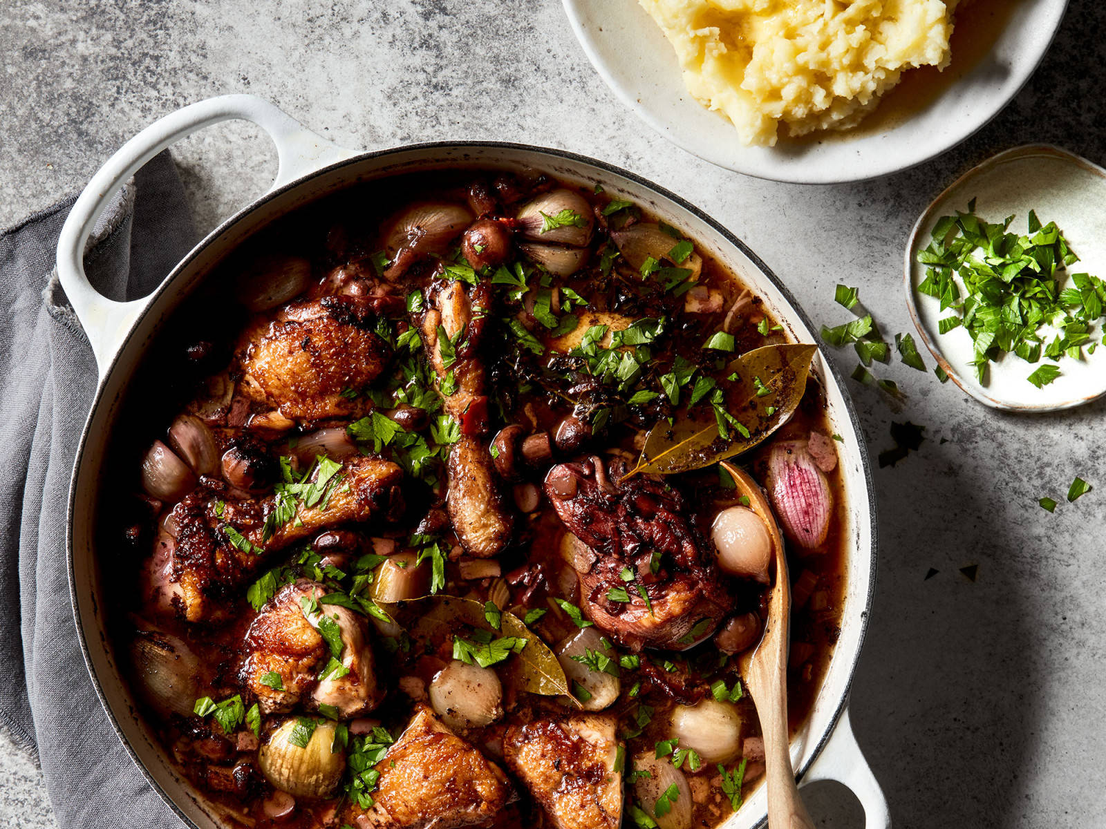 Clásicocoq Au Vin Rojo Vino En Una Olla Fondo de pantalla