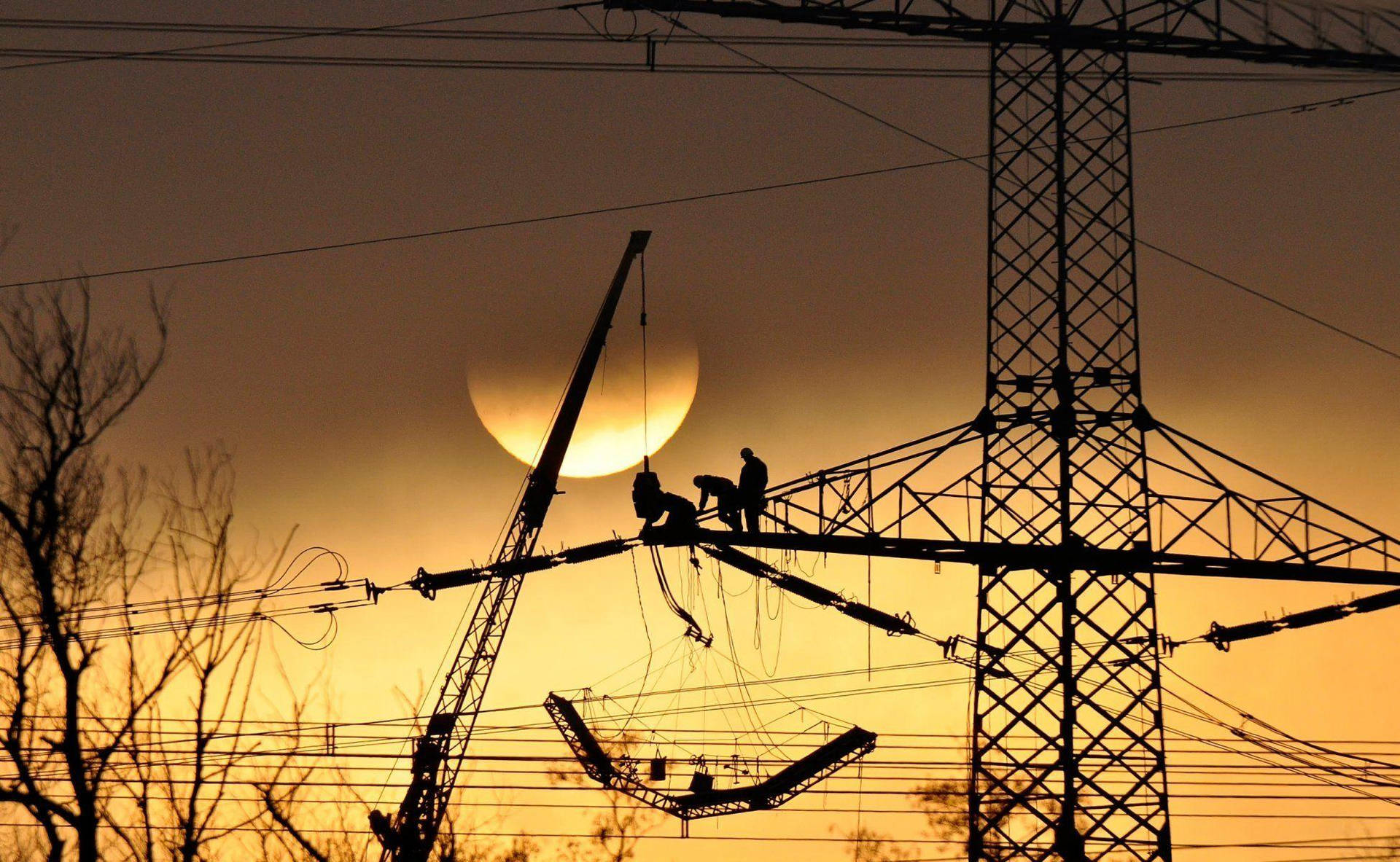 Eletricistasem Uma Torre De Energia Elétrica. Papel de Parede