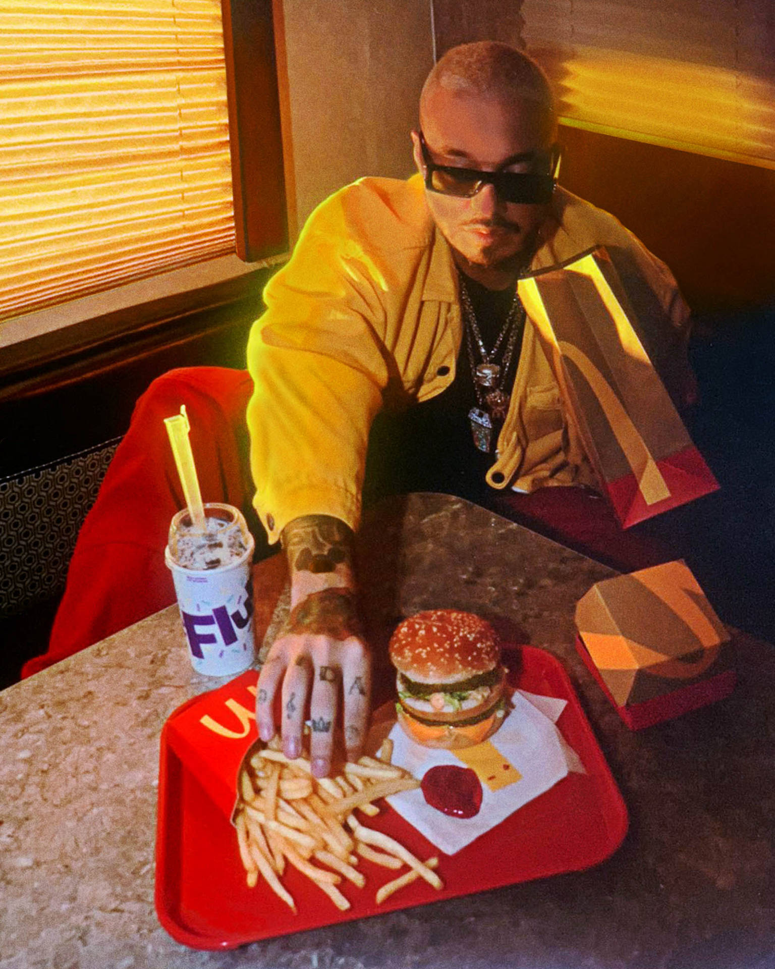 Jbalvin Isst Einen Burger Und Pommes. Wallpaper