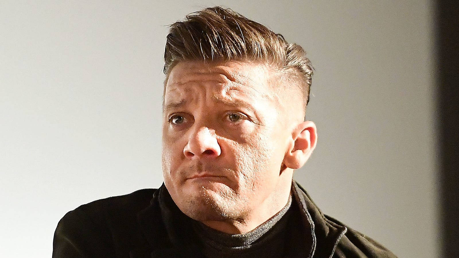 Fotode Jeremy Renner Bajo El Sol Fondo de pantalla