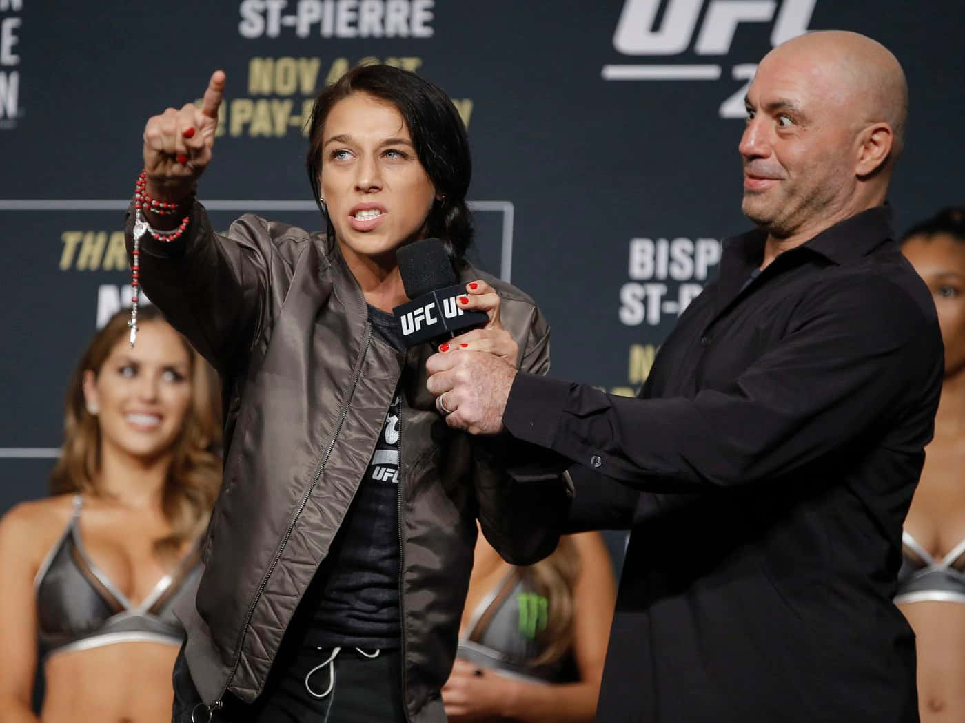 Joannajedrzejczyk Na Conferência Da Ufc. Papel de Parede