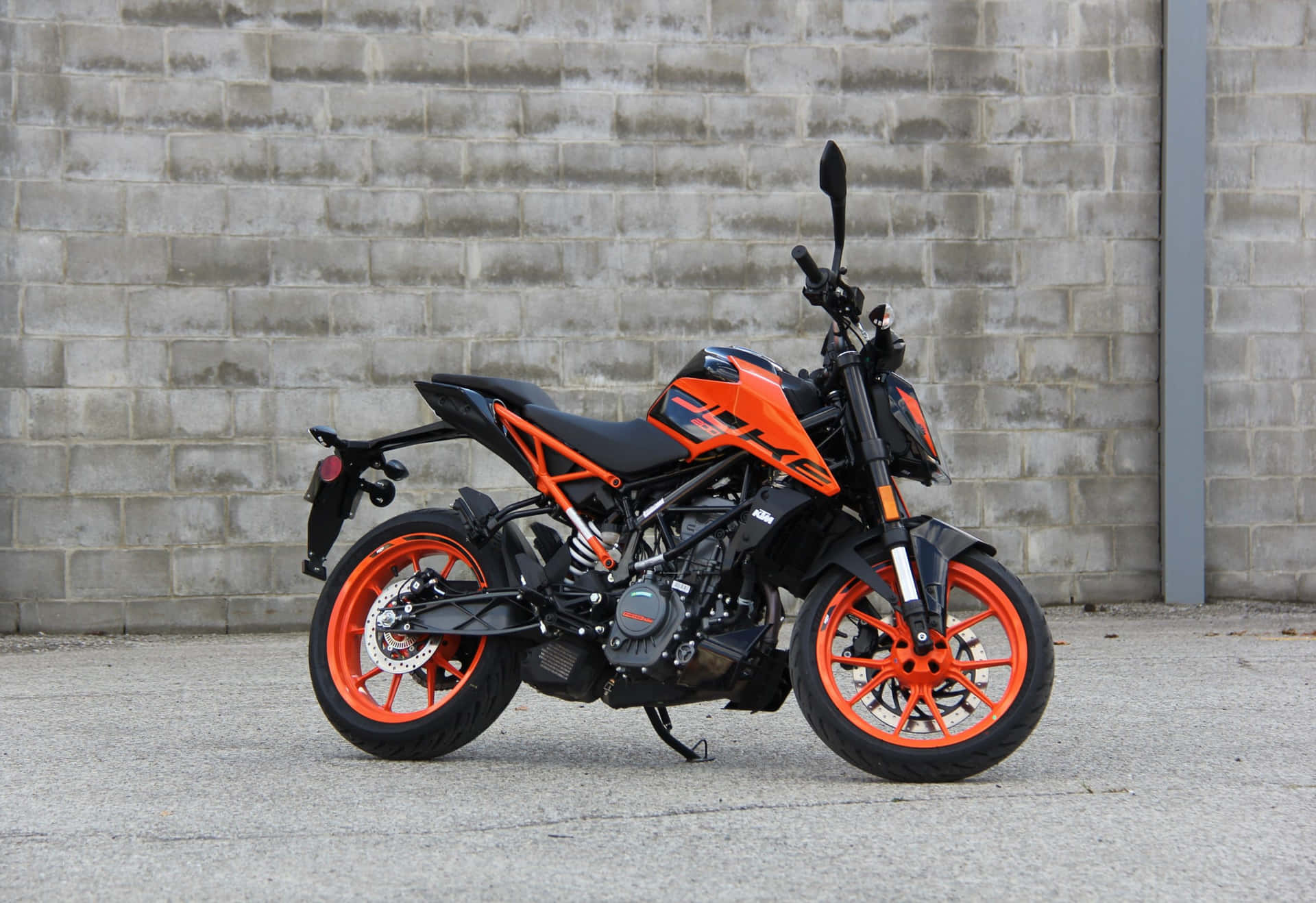 Imagende La Motocicleta Ktm Duke 200 Contra Una Pared De Ladrillos