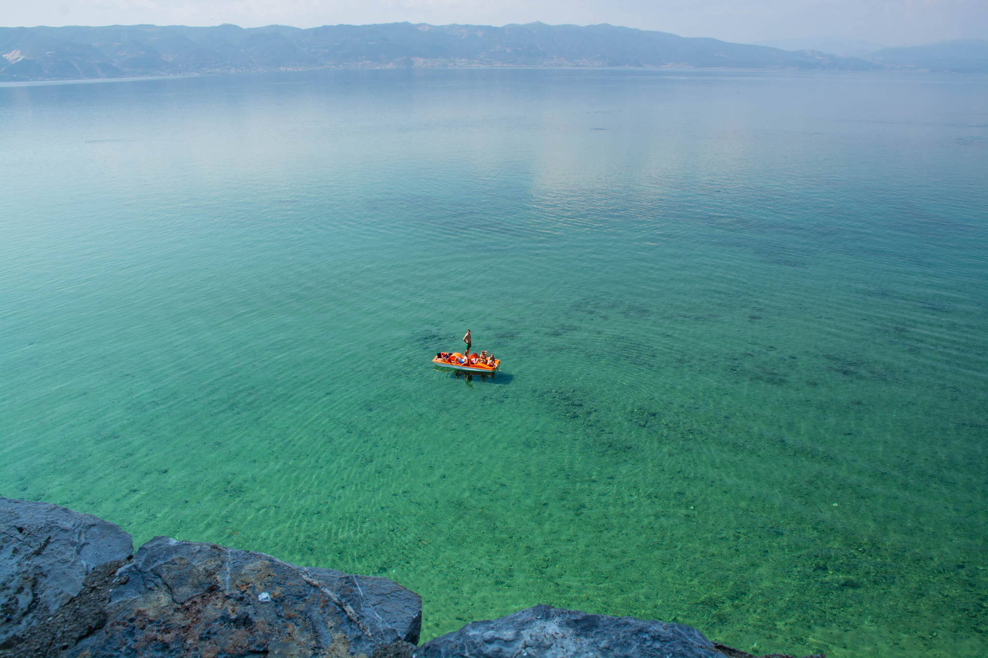 Touristasen El Lago Ohrid De Macedonia Fondo de pantalla