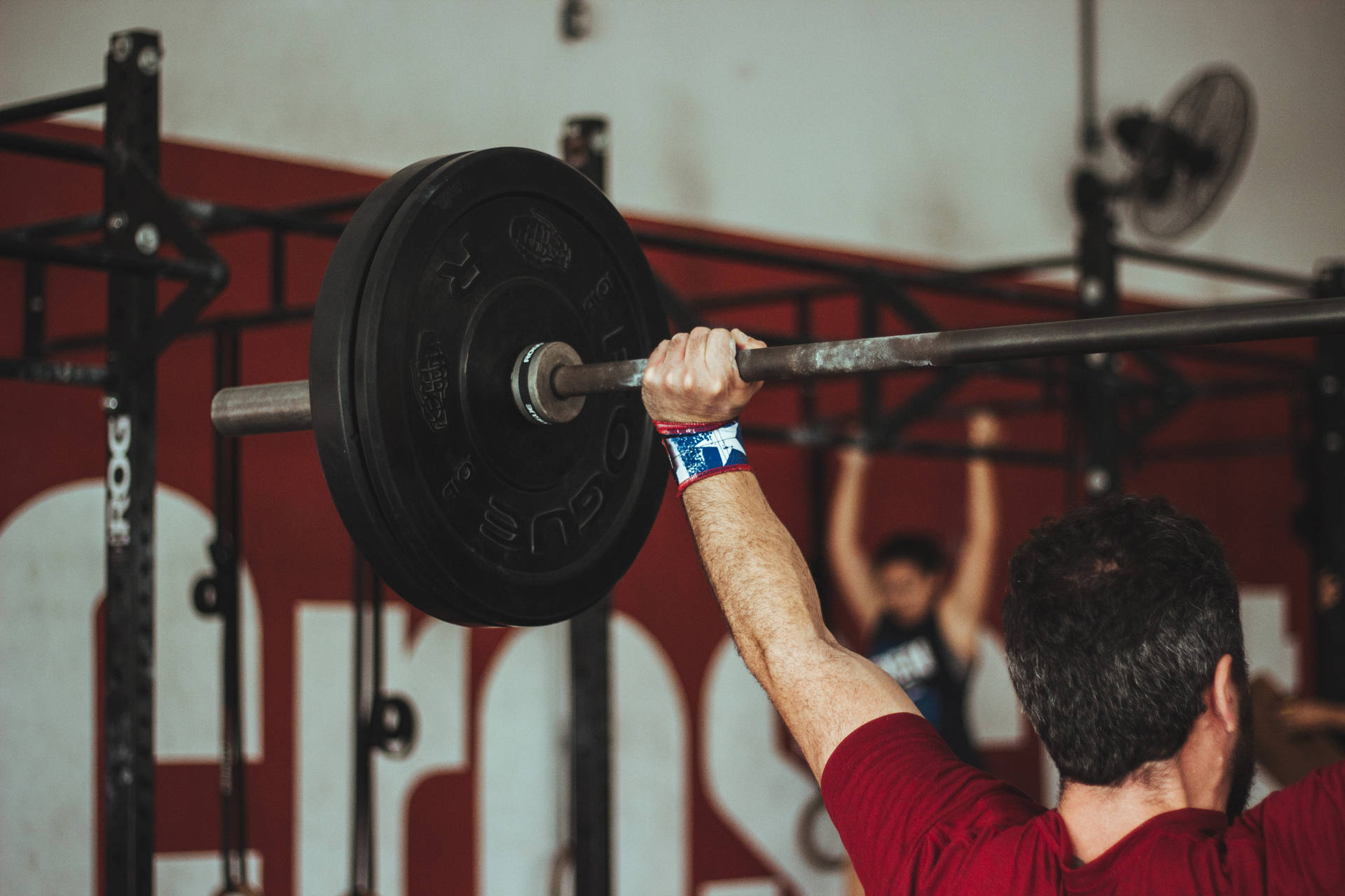 Mannbeim Krafttraining Im Fitnessstudio Wallpaper