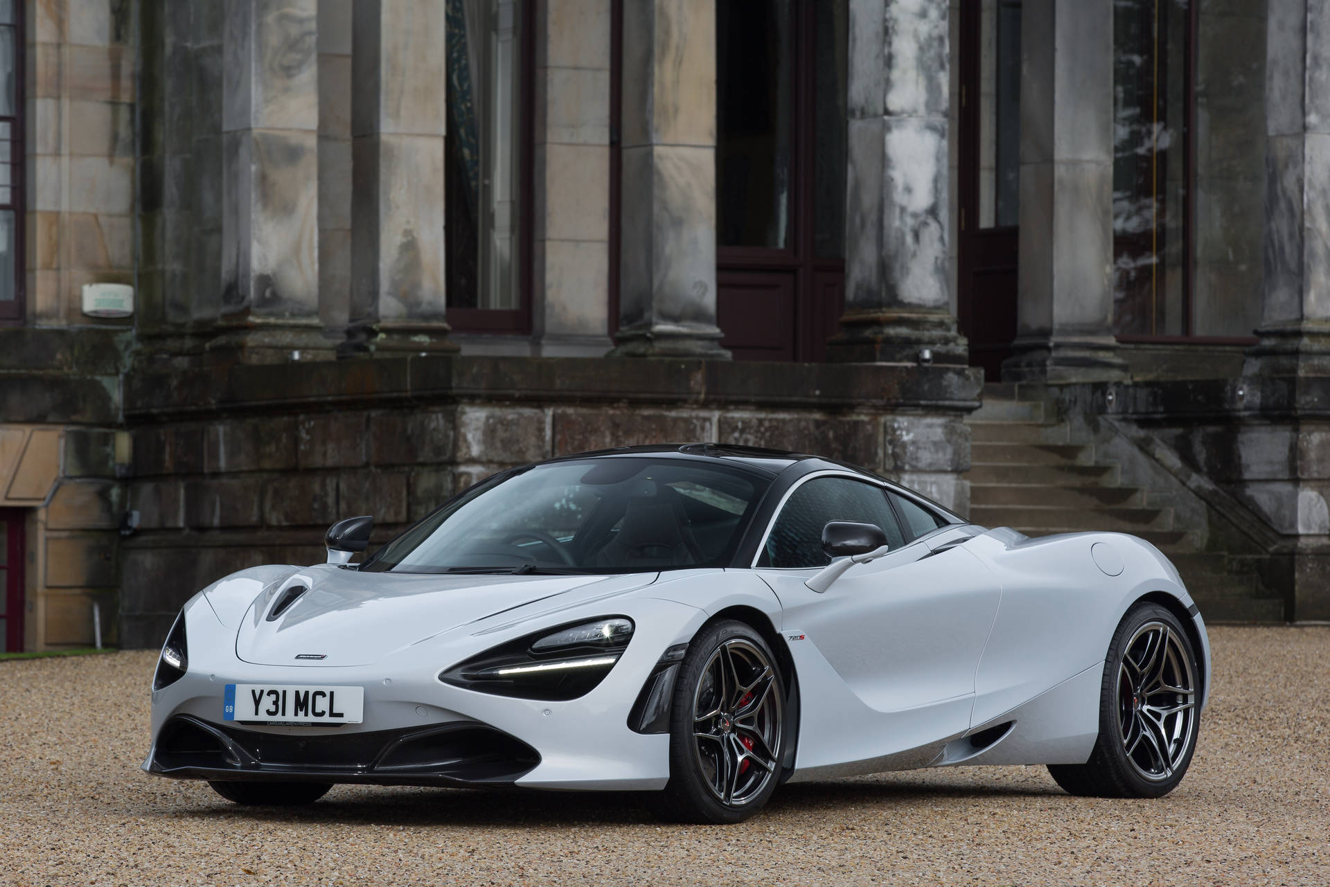 Mclaren720s Estacionado En Un Edificio De Piedra. Fondo de pantalla