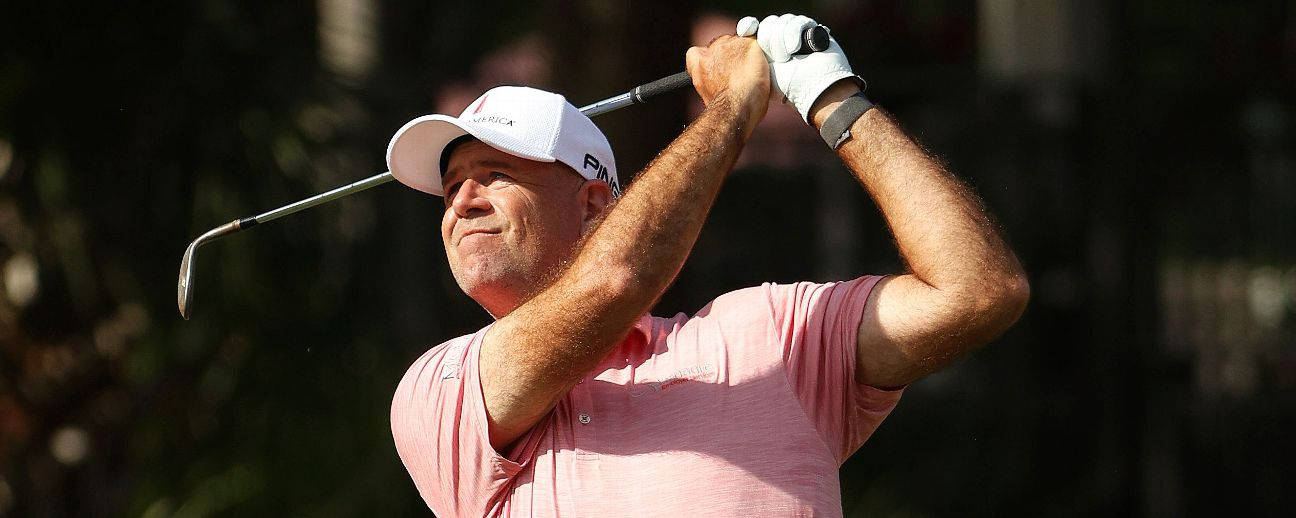 Stewart Cink Looking At The Golf Ball Wallpaper