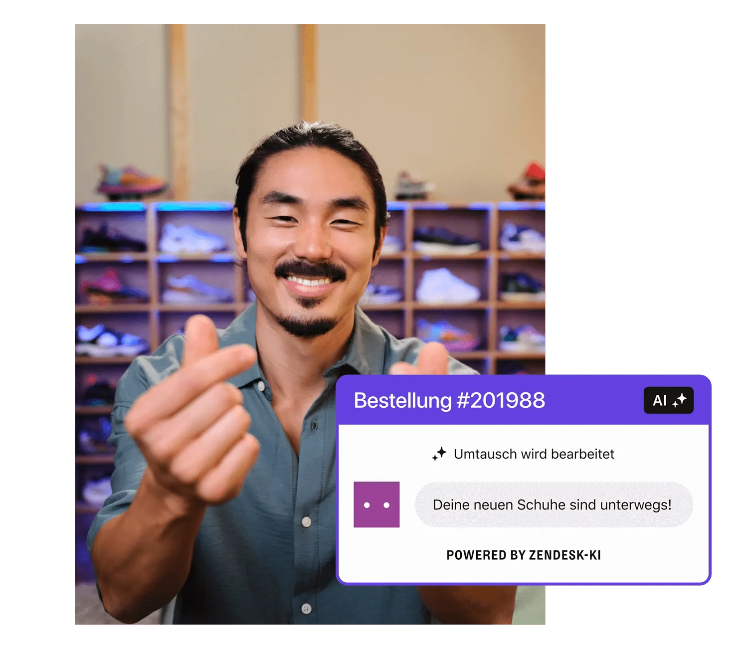 Ein Mann lächelt und formt mit seinen Fingern ein Herz. Hinter ihm steht ein großer Schrank mit bunten Sportschuhen. Ein Screenshot, der über dem Bild platziert ist, zeigt eine Kundenserviceinteraktion, bei der ein KI-gestützter Bot automatisch die Rückgabe von Sportschuhen bearbeitet.