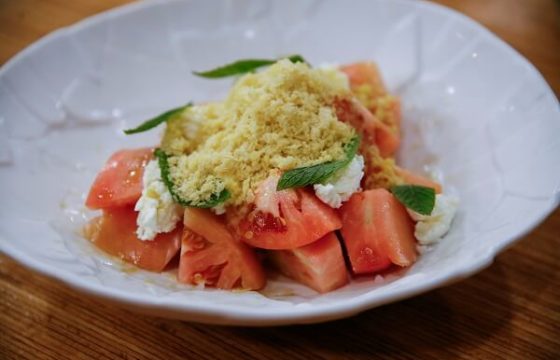 Ensalada con teja de parmesano