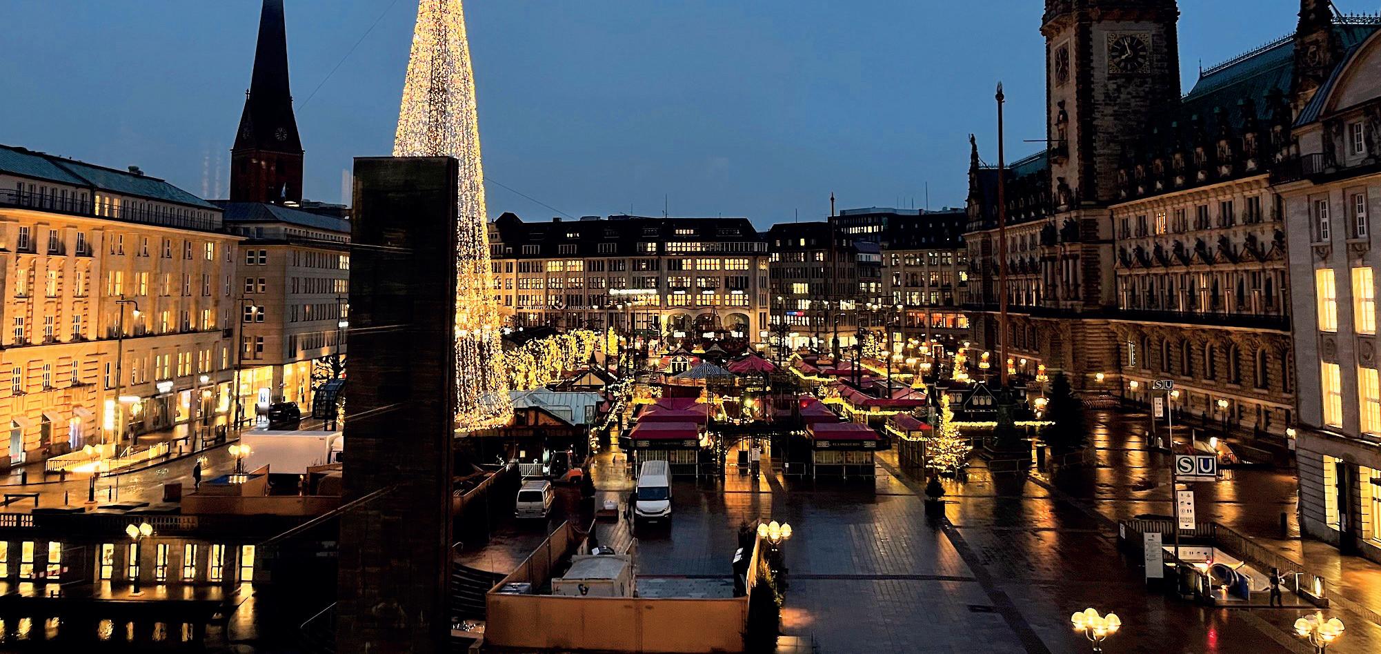 Am frühen Morgen des 6. Dezembers blickte Dr. med. Matthias Lindenau aus der Arztpraxis auf den fast menschenleeren und weihnachtlich geschmückten Rathausmarkt in Hamburg. Foto: privat