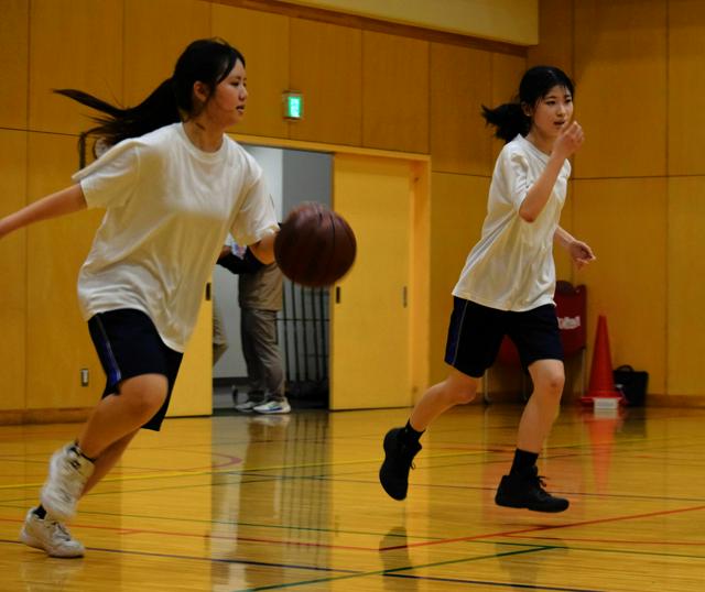 練習する東葛飾中のバスケットボールクラブ