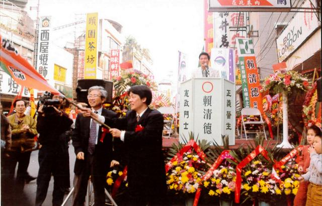 1996年、台湾で憲法改正などの権限を持っていた国民大会（現在は廃止）の代表選挙に立候補した頼清徳氏（中央右）を支援する洪奇昌氏（同左）=洪氏提供