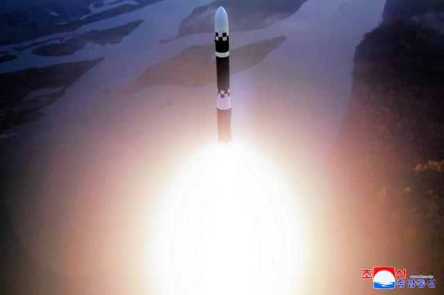 北朝鮮が2024年10月31日に試射した最新型の大陸間弾道ミサイル（ICBM）「火星19」。朝鮮中央通信が配信した=朝鮮通信