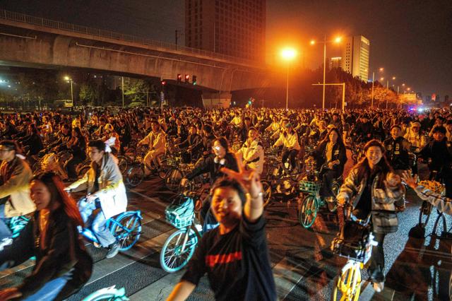 ä¸­å½ã®æ²³åçé­å·ã®é­ééè·¯ã§ï¼ï¼æï¼æ¥ãå¤§å­¦çãã¡ãèªè»¢è»ã«ä¹ã£ã¦ããï¼AFPæäº