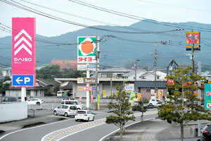 伊佐市で唯一の書店だった「TSUTAYA伊佐店」は国道沿いにあった。現在は100円ショップになっている=2024年11月5日午前10時47分、鹿児島県伊佐市大口里、榎本瑞希撮影