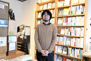 「BREWBOOKS」の店主、尾崎大輔さん=2024年11月14日午後0時33分、東京都杉並区、西田有里撮影