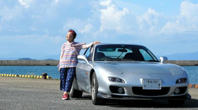 西本尚子さんと愛車RX-7＝次男の誠さん撮影