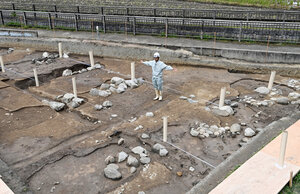 報道公開された飛鳥宮内最大の大型建物跡=2024年11月27日午前11時38分、奈良県明日香村、伊藤進之介撮影