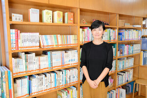 東京子ども図書館の鈴木晴子さん。児童室主任を務める=2024年10月2日、東京都中野区江原町1丁目、本間ほのみ撮影