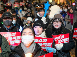 韓国の国会前で、尹錫悦大統領の弾劾（だんがい）を訴える市民=2024年12月10日、ソウル