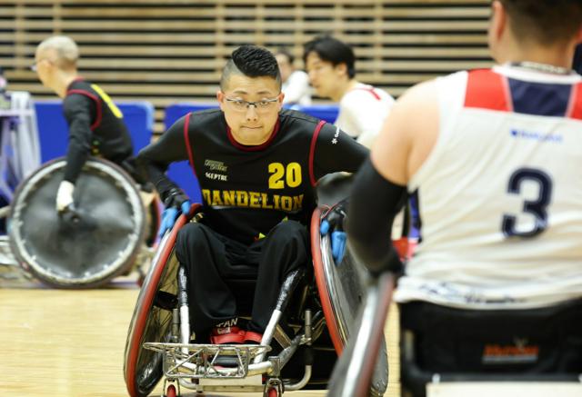 全日本選手権3位決定戦で、相手の動きを見てタックルのタイミングを計る福岡ダンデライオンの草場龍治さん=2024年12月22日午後0時8分、横浜市中区の横浜武道館、上田幸一撮影