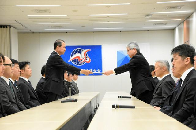 日本製鉄労連の幸野直通会長（中央左）が春闘の要求書を提出した。受け取ったのは日鉄の内藤寛人・常務執行役員（中央右）=2025年2月7日、東京都千代田区、宮川純一